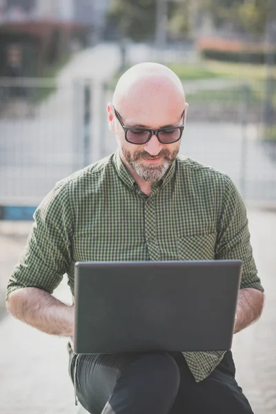 Knappe middelste leeftijd man met laptop — Stockfoto