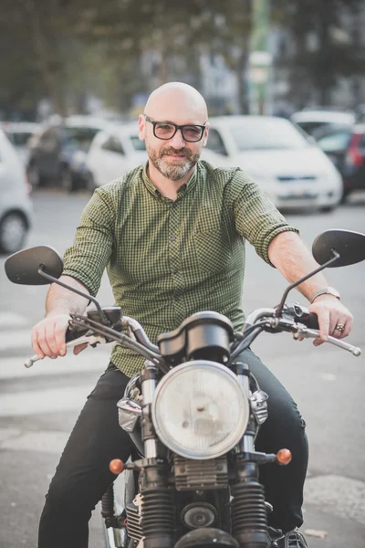 Przystojny średniej wieku człowiek motocyklista — Zdjęcie stockowe