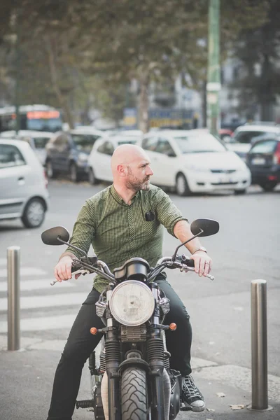 Schöner Mann mittleren Alters Motorradfahrer — Stockfoto