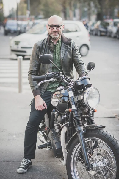 Schöner Mann mittleren Alters Motorradfahrer — Stockfoto
