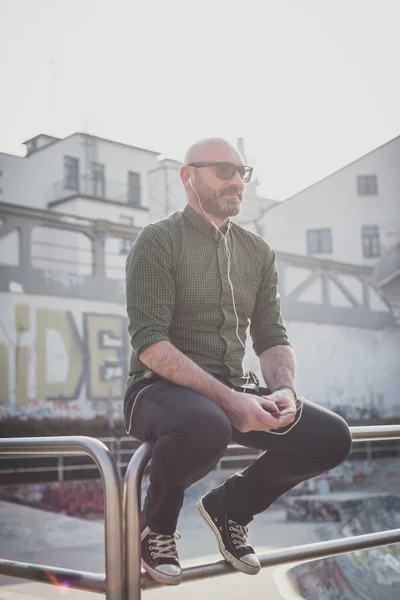 Guapo hombre de mediana edad escuchando música — Foto de Stock