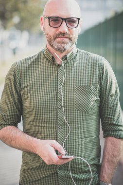 yakışıklı orta yaşlı adam müzik