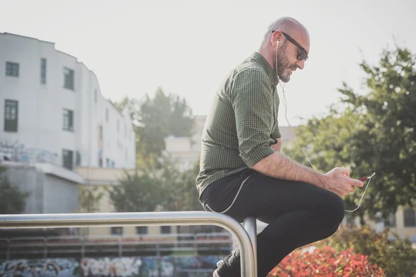 Guapo hombre de mediana edad escuchando música — Foto de Stock