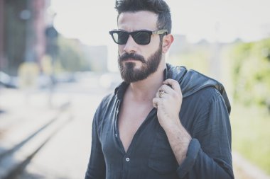 Yakışıklı sakallı adam.