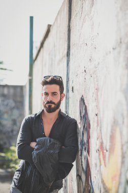 Yakışıklı sakallı adam.