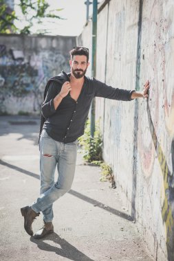 Yakışıklı sakallı adam.