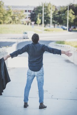 Yakışıklı sakallı adam.