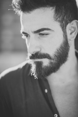 Yakışıklı sakallı adam.