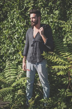 Yakışıklı sakallı adam.