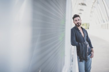 Yakışıklı sakallı adam.