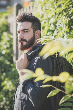 Yakışıklı sakallı adam.