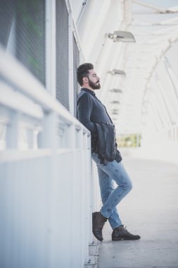 Yakışıklı sakallı adam.