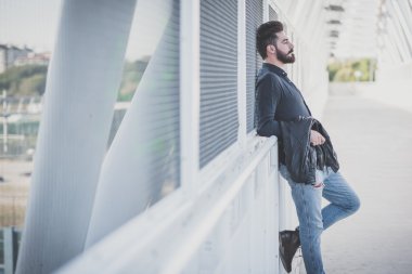 Yakışıklı sakallı adam.