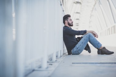 Yakışıklı sakallı adam.
