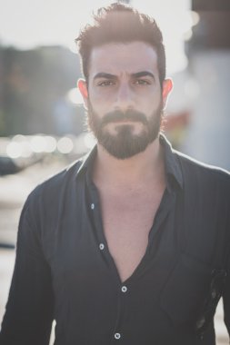 Yakışıklı sakallı adam.