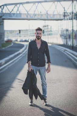 Yakışıklı sakallı adam.