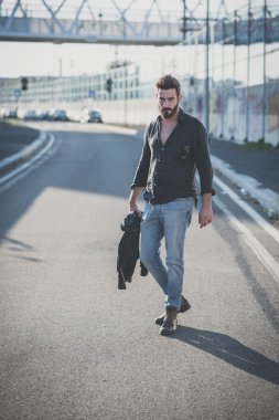 Yakışıklı sakallı adam.