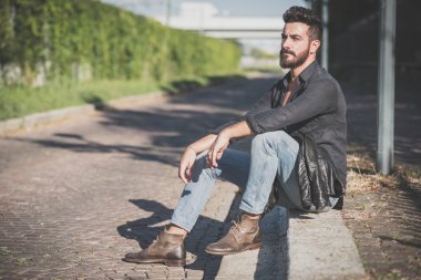 Yakışıklı sakallı adam.