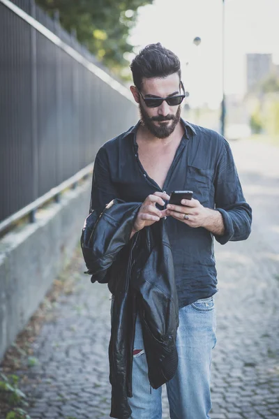 Homme barbu utilisant un smartphone — Photo