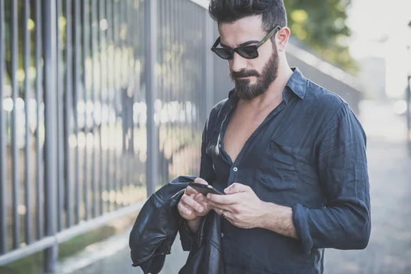 Hombre barbudo usando teléfono inteligente — Foto de Stock