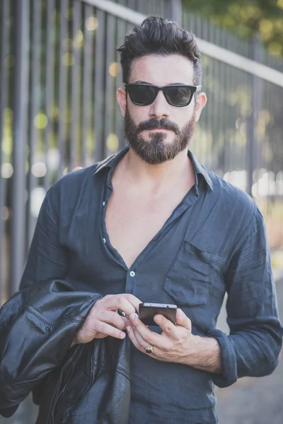 Homme barbu utilisant un smartphone — Photo