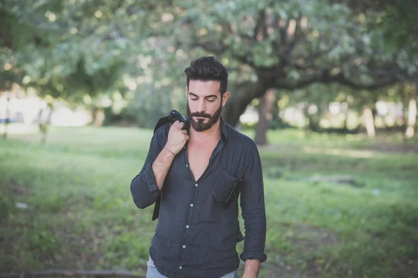 Hombre barbudo en el bosque —  Fotos de Stock