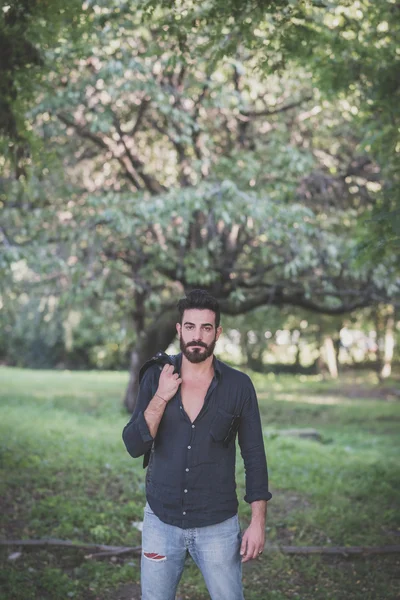 L'uomo barbuto nel bosco — Foto Stock