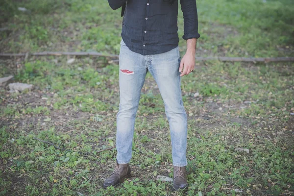 Pernas de homem em jeans — Fotografia de Stock