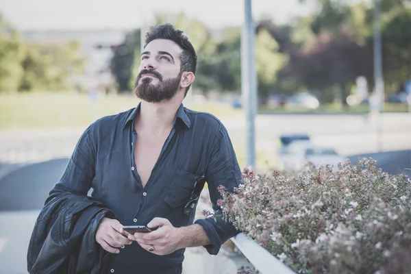 Homme barbu utilisant un smartphone — Photo