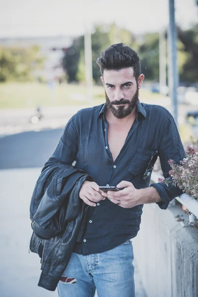 Uomo barbuto utilizzando smartphone — Foto Stock