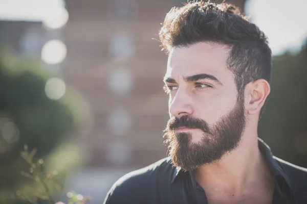 Yakışıklı sakallı adam.