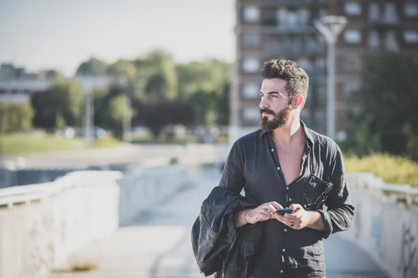 Homme barbu utilisant un smartphone — Photo