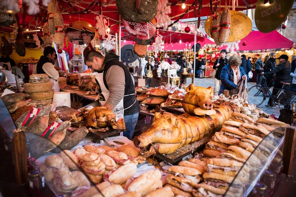 Stands de Noël avec divers aliments — Photo