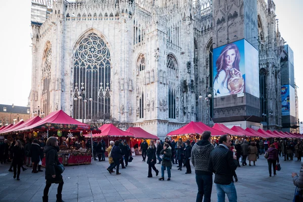 Joulu seisoo Milanossa — kuvapankkivalokuva