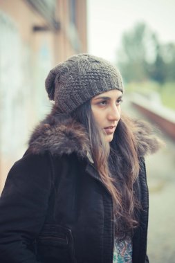 Esmer kadın sıcak giysiler