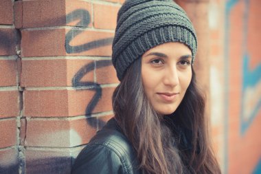 sıcak şapkalı kadın