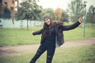 Esmer kadın eğlence var