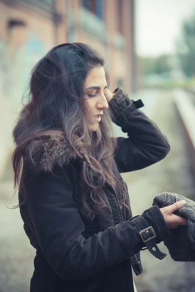 Genç esmer kadın. — Stok fotoğraf