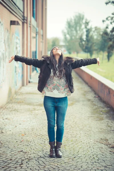 Vrouw in warme kleren — Stockfoto