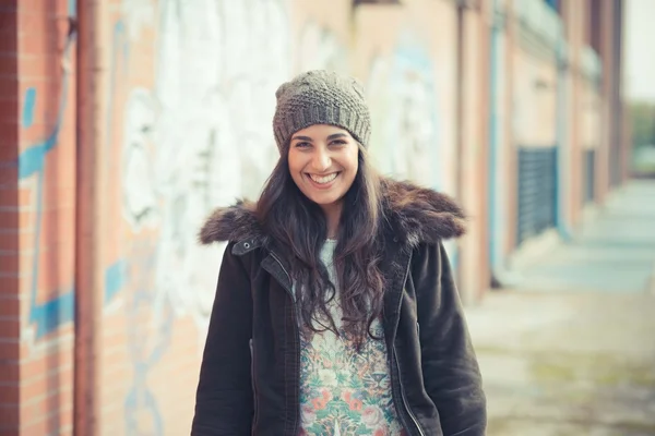 Brunette vrouw gelukkig lachend — Stockfoto