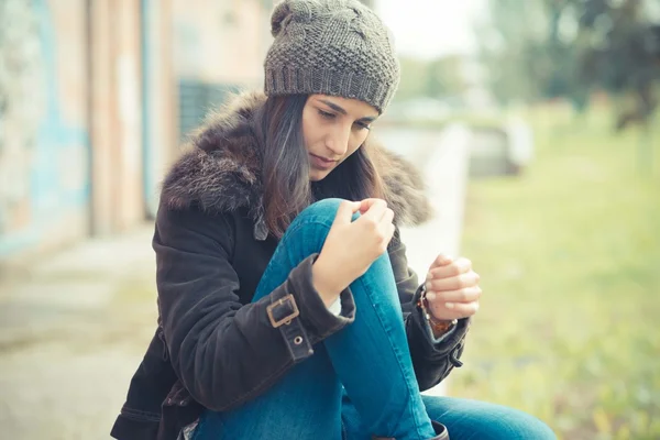 暖かい服装でブルネットの女性 — ストック写真