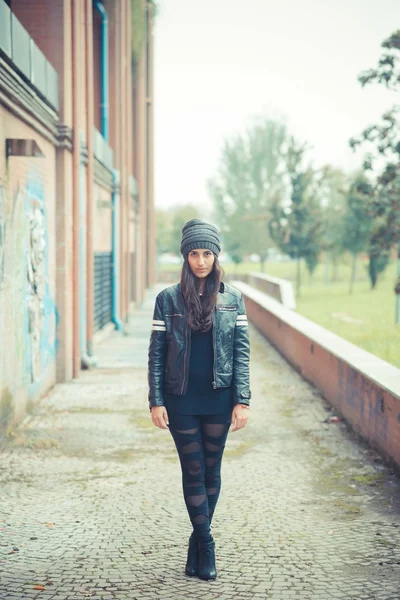 Brünette Frau in warmer Kleidung — Stockfoto