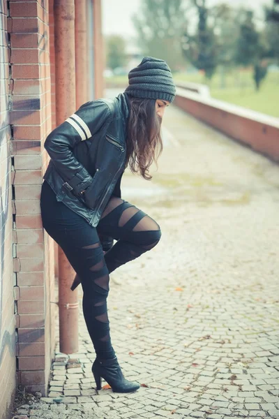 Brunette vrouw in warme kleren — Stockfoto