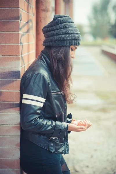 Brünette Frau in warmer Kleidung — Stockfoto