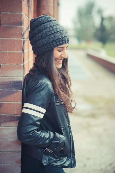 Morena mujer en ropa de abrigo — Foto de Stock