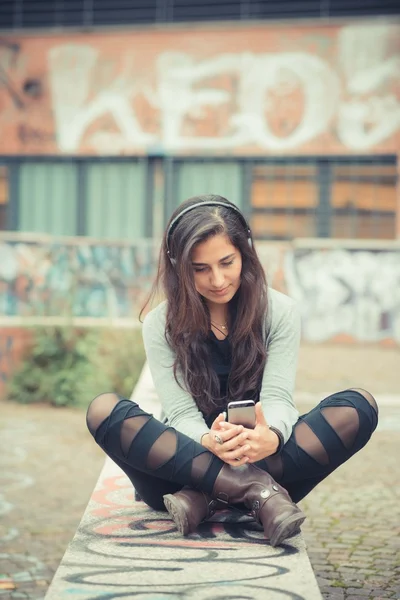 Mulher ouvindo música em fones de ouvido — Fotografia de Stock