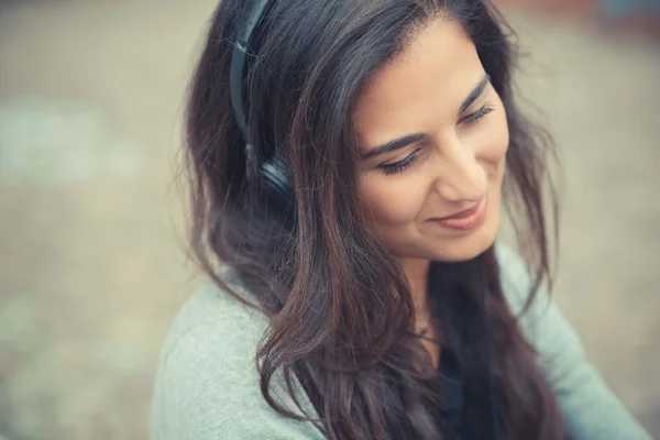 Frau hört Musik mit Kopfhörern — Stockfoto