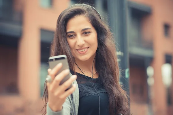 Vrouw die muziek luistert in een hoofdtelefoon — Stockfoto