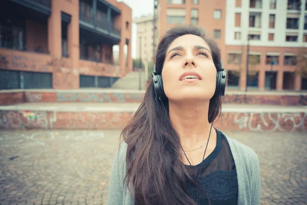 Mulher ouvindo música em fones de ouvido — Fotografia de Stock