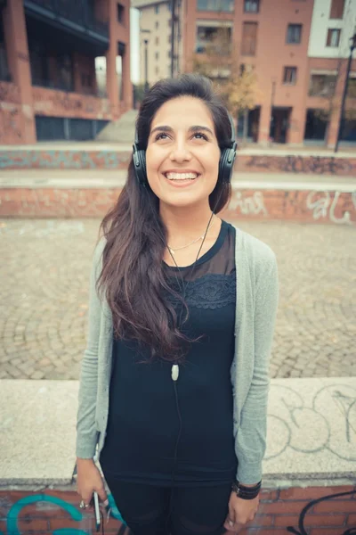 Mujer escuchando música en la ciudad — Foto de Stock